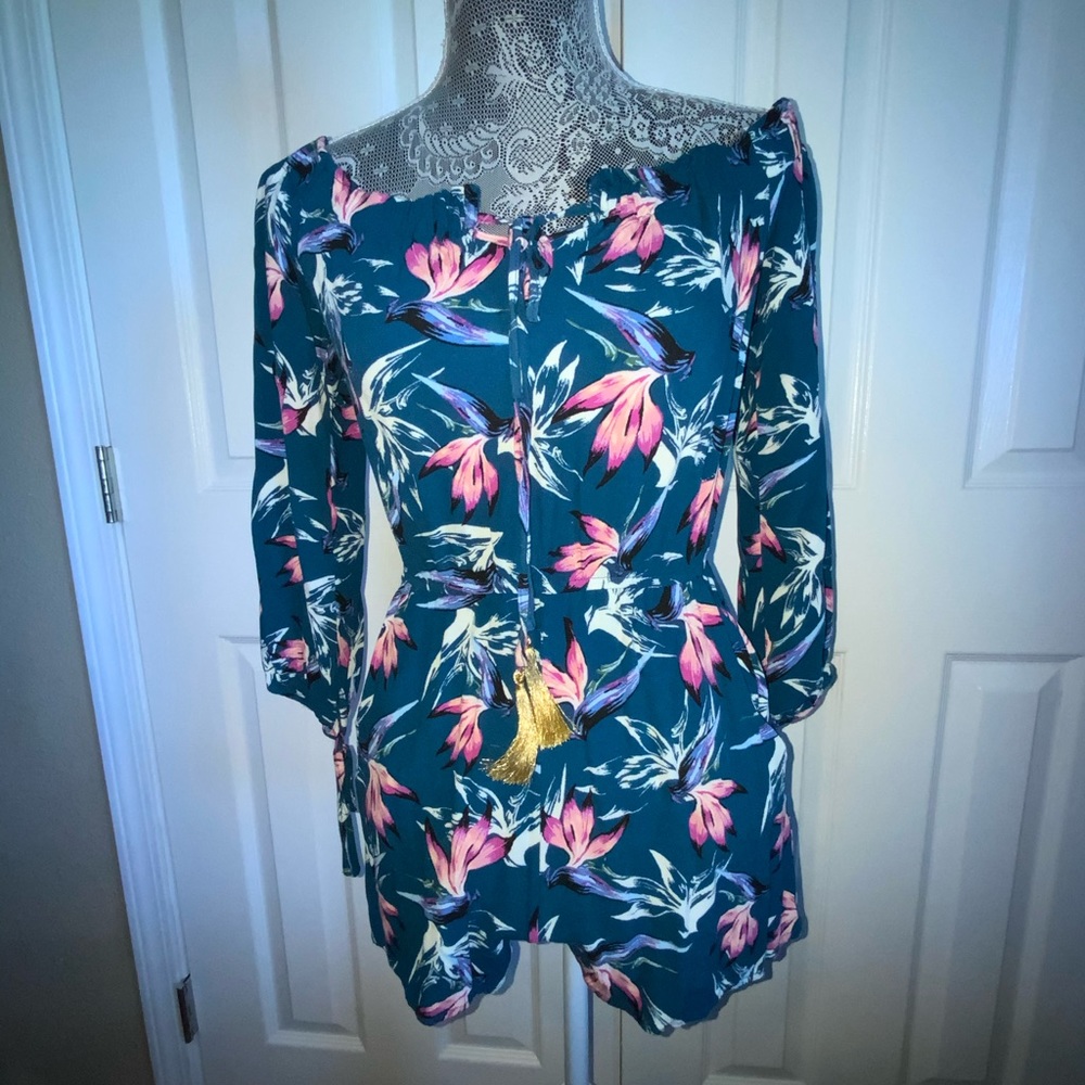 Xhilaration 3/4 sleeve floral romper sz S pockets
